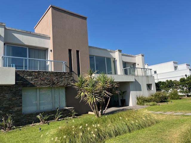 Casa · 298m² · 6 Dormitorios · 4 Cocheras