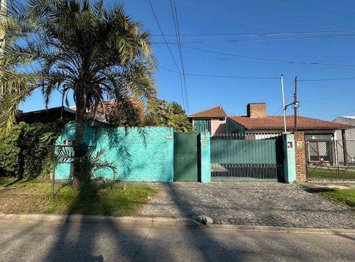 Casa · 230m² · 6 Ambientes · 4 Cocheras