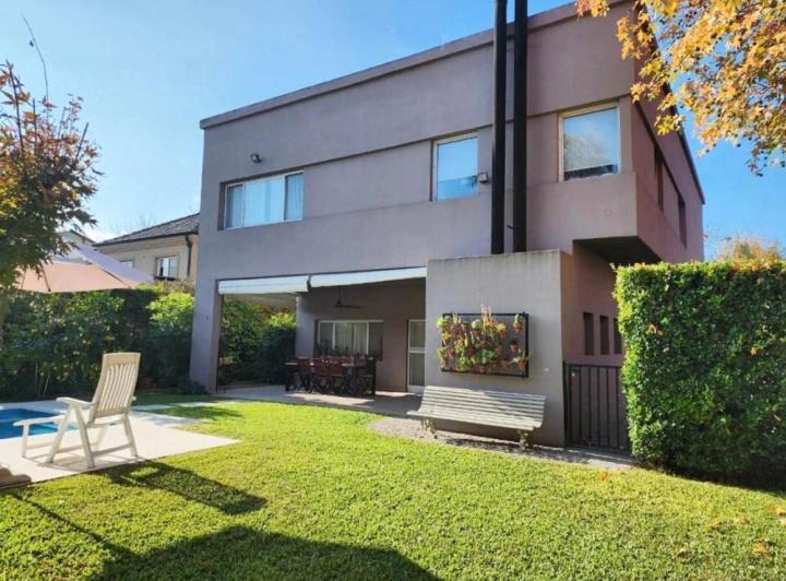 Casa · 310m² · 6 Ambientes · 2 Cocheras