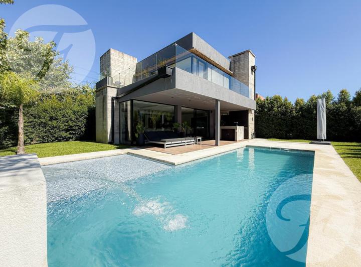 Casa · 350m² · 5 Ambientes · 4 Cocheras