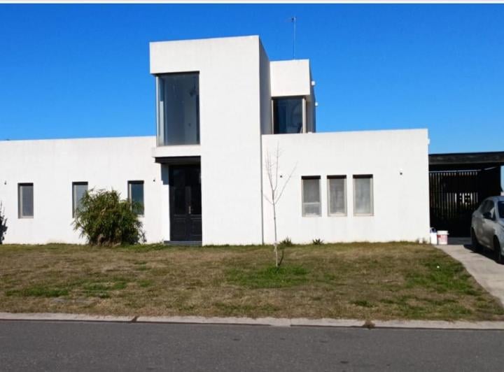 Casa · 210m² · 5 Ambientes · 2 Cocheras