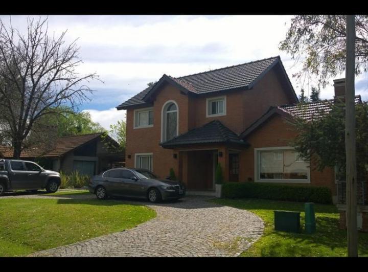 Casa · 290m² · 6 Ambientes · 3 Cocheras