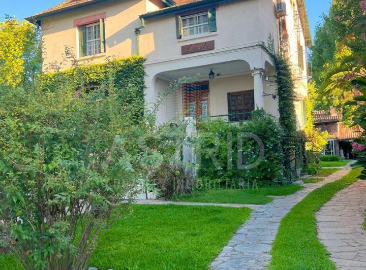 Casa · 1200m² · 7 Ambientes · 2 Cocheras