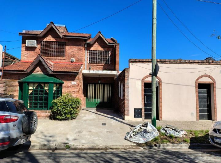 Casa · 270m² · 5 Ambientes · 2 Cocheras