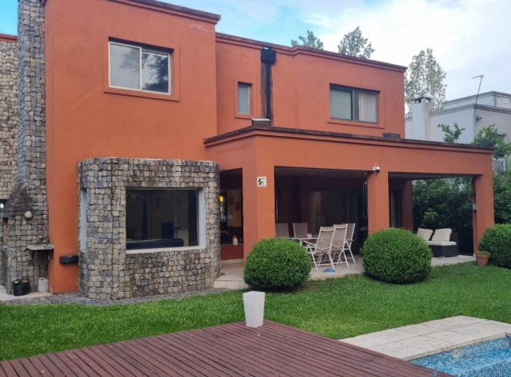Casa · 240m² · 5 Ambientes · 5 Cocheras