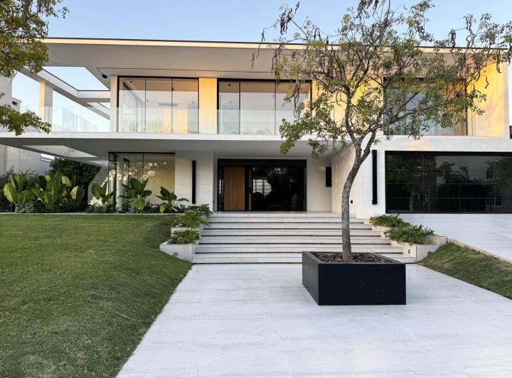 Casa · 790m² · 10 Ambientes · 2 Cocheras