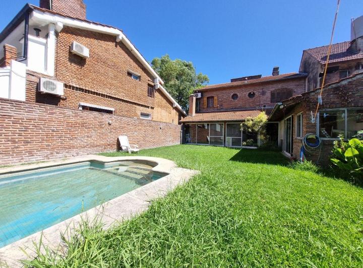 Casa · 210m² · 5 Ambientes · 2 Cocheras