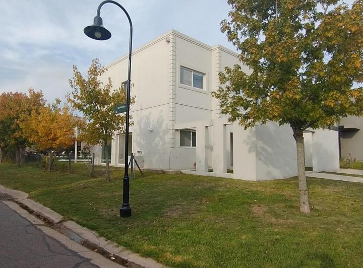 Casa · 200m² · 6 Ambientes · 1 Cochera