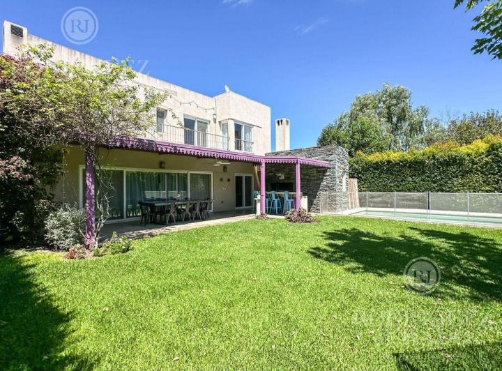 Casa · 200m² · 6 Ambientes · 2 Cocheras