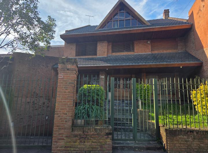 Casa · 440m² · 6 Ambientes · 1 Cochera