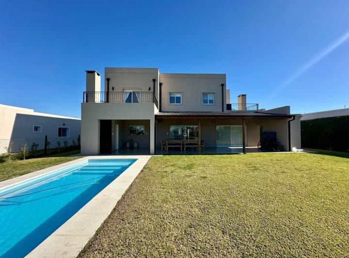 Casa · 258m² · 6 Ambientes · 2 Cocheras