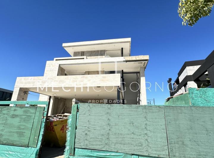 Casa · 585m² · 6 Ambientes · 4 Cocheras