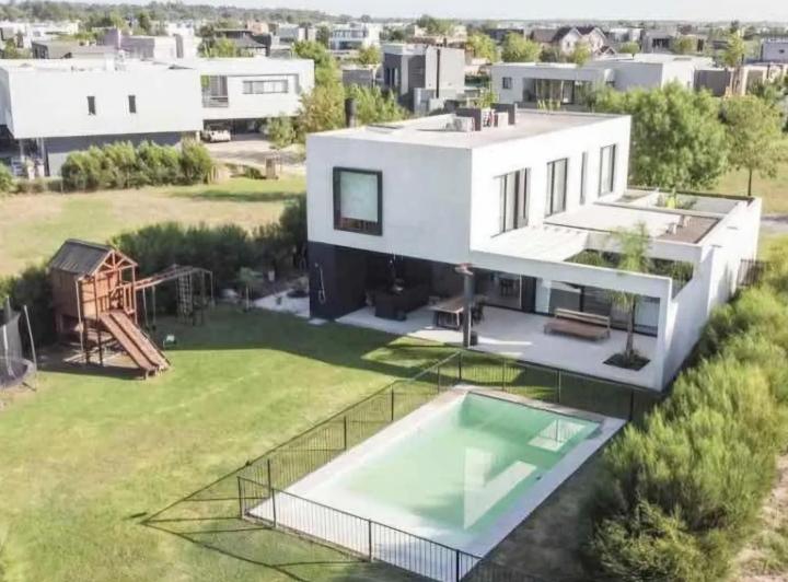 Casa · 228m² · 5 Ambientes · 2 Cocheras