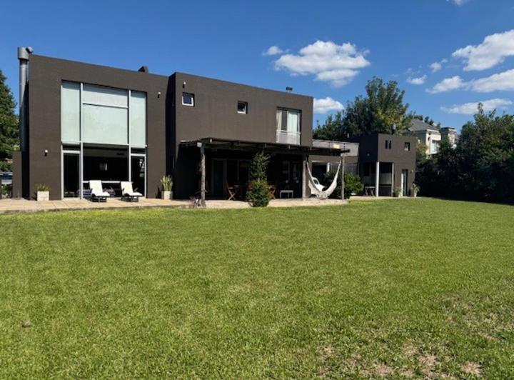 Casa · 350m² · 5 Ambientes · 2 Cocheras