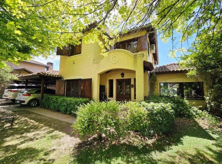 Casa · 263m² · 6 Ambientes · 2 Cocheras