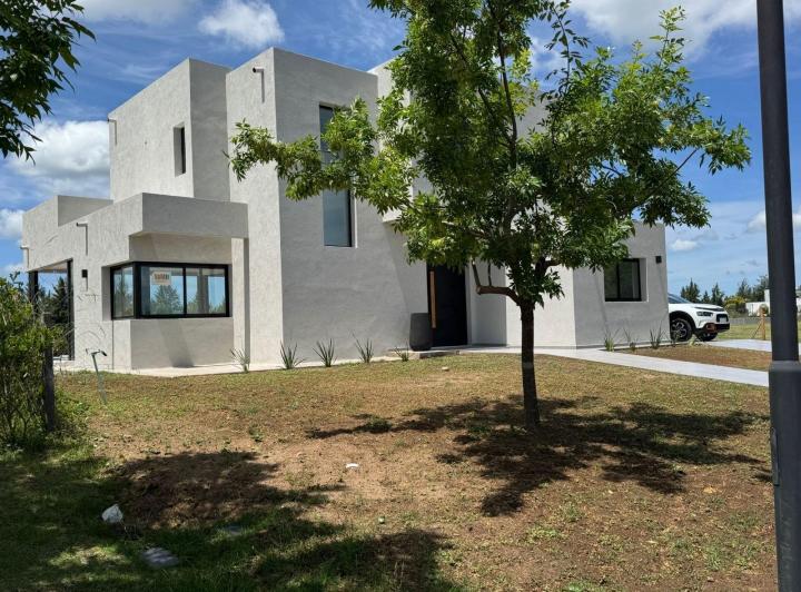 Casa · 160m² · 5 Ambientes · 2 Cocheras