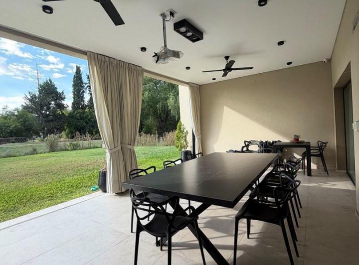 Casa · 240m² · 5 Ambientes · 4 Cocheras