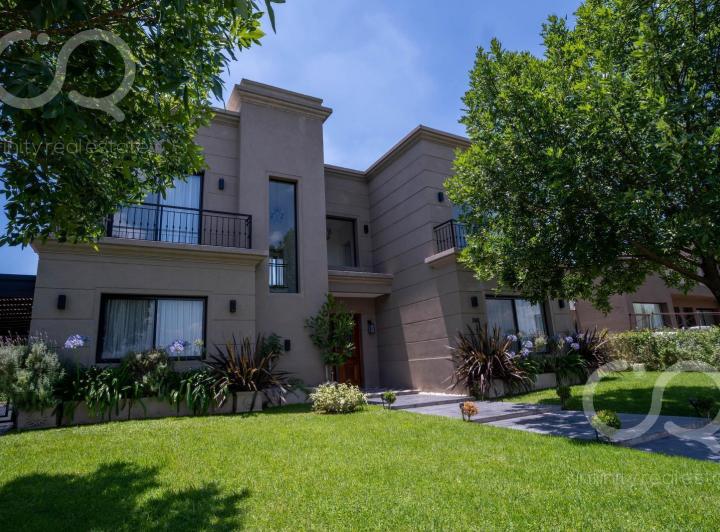 Casa · 270m² · 6 Ambientes · 3 Cocheras