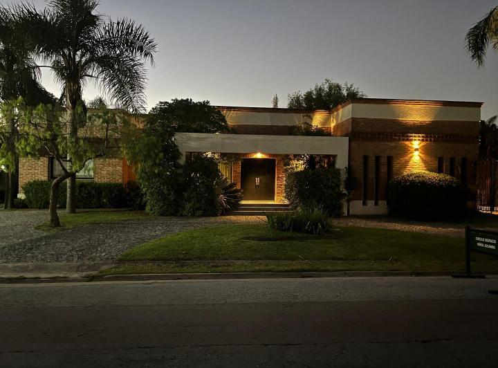 Casa · 220m² · 5 Ambientes · 3 Cocheras
