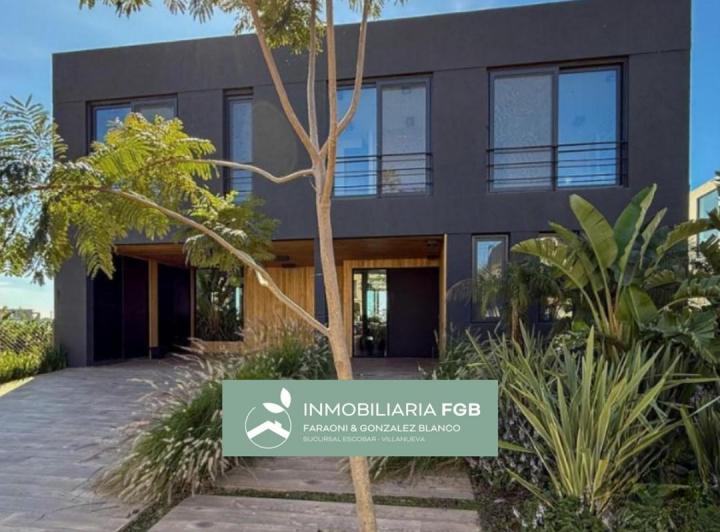 Casa · 312m² · 8 Ambientes · 2 Cocheras