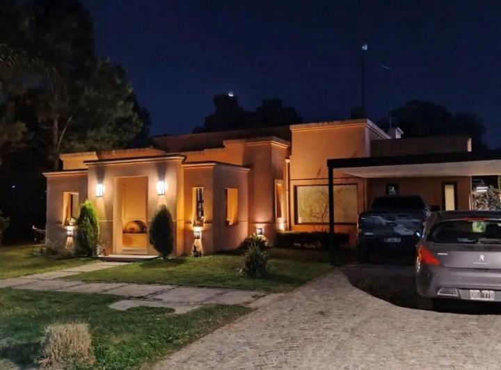 Casa · 220m² · 6 Ambientes · 4 Cocheras