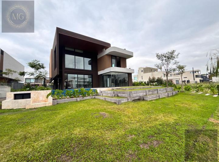 Casa · 500m² · 5 Ambientes · 2 Cocheras
