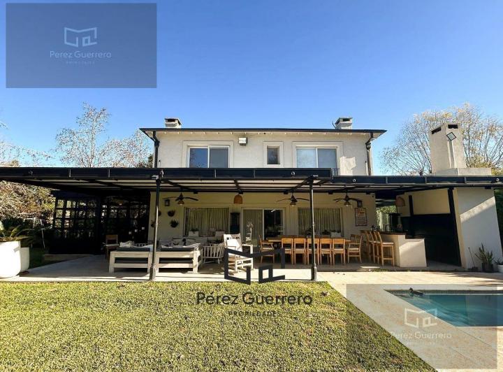 Casa · 238m² · 10 Ambientes · 4 Cocheras