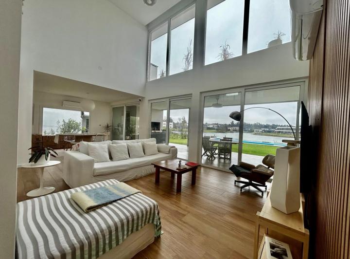 Casa · 252m² · 5 Ambientes · 3 Cocheras