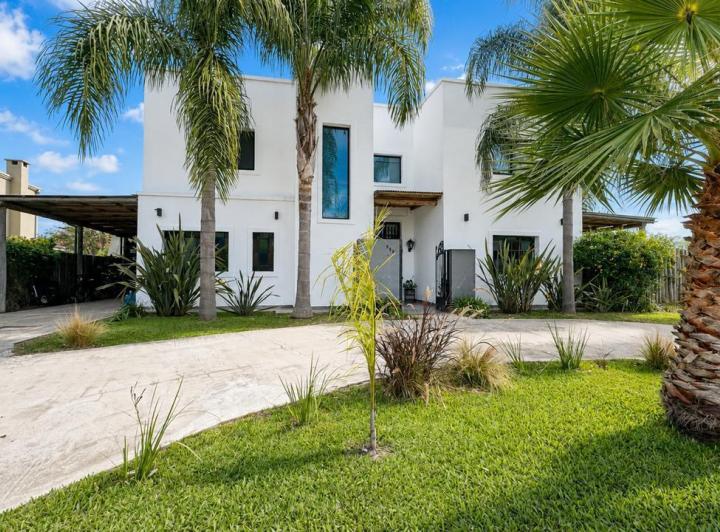 Casa · 220m² · 6 Ambientes · 3 Cocheras