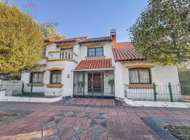 Casa · 186m² · 5 Ambientes · 2 Cocheras
