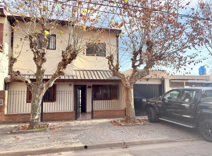 Casa · 180m² · 6 Ambientes · 3 Cocheras