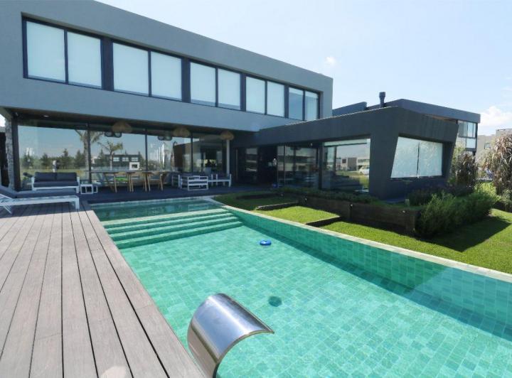 Casa · 400m² · 6 Ambientes · 4 Cocheras