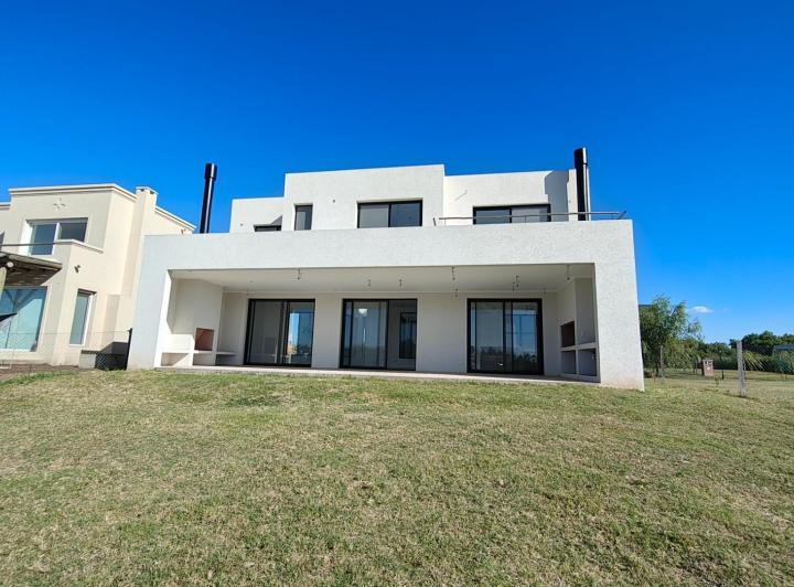 Casa · 223m² · 5 Ambientes · 5 Cocheras