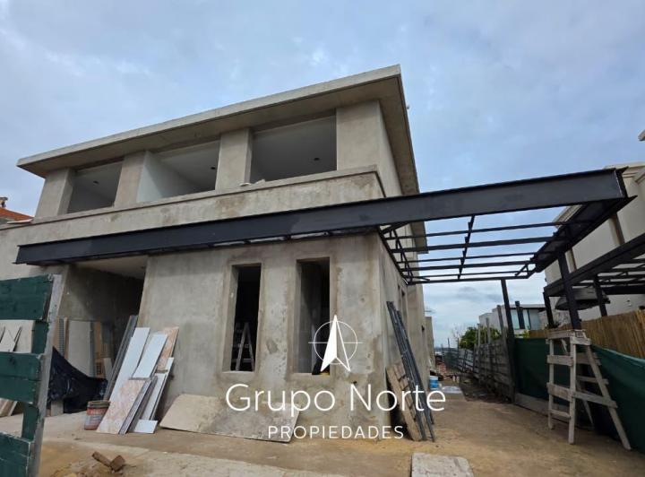 Casa · 298m² · 6 Ambientes · 4 Cocheras