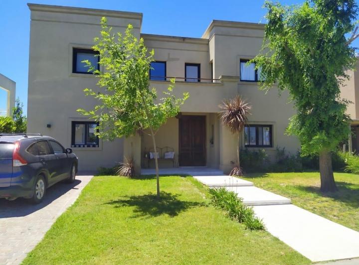 Casa · 250m² · 5 Ambientes · 1 Cochera