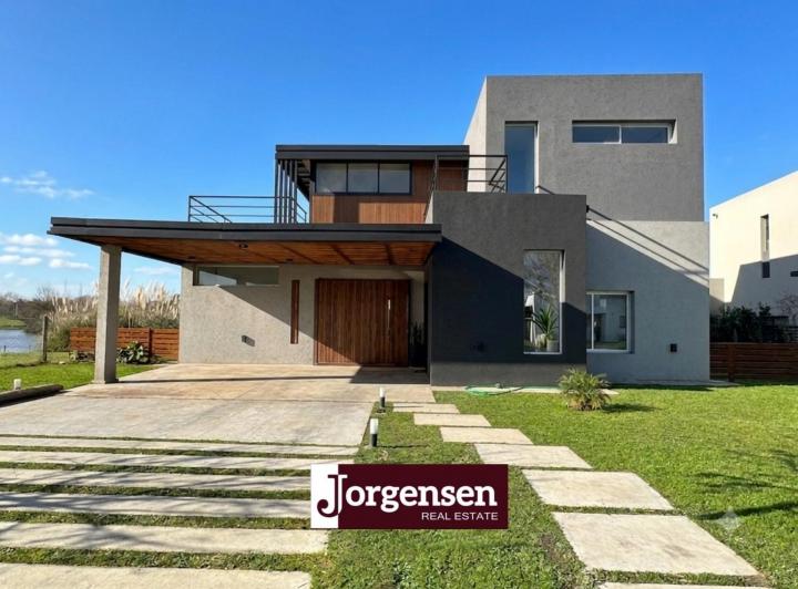 Casa · 222m² · 6 Ambientes · 1 Cochera