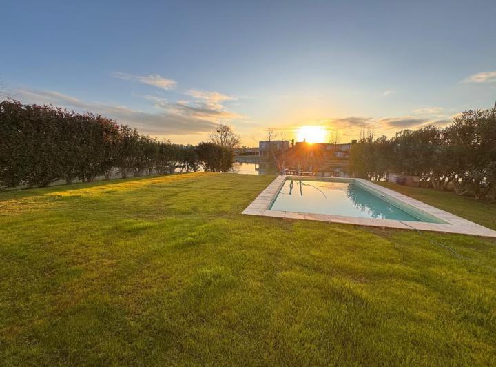 Casa · 220m² · 5 Ambientes · 7 Cocheras