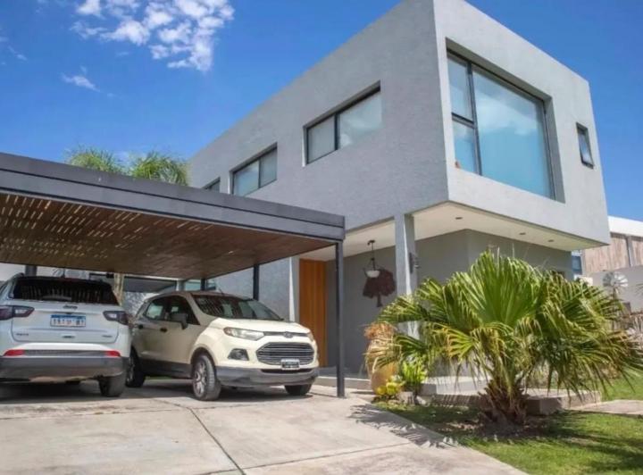 Casa · 230m² · 5 Ambientes · 4 Cocheras