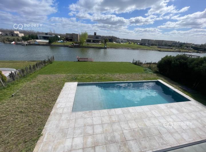 Casa · 218m² · 5 Ambientes · 2 Cocheras