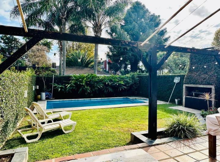 Casa · 300m² · 6 Ambientes · 1 Cochera