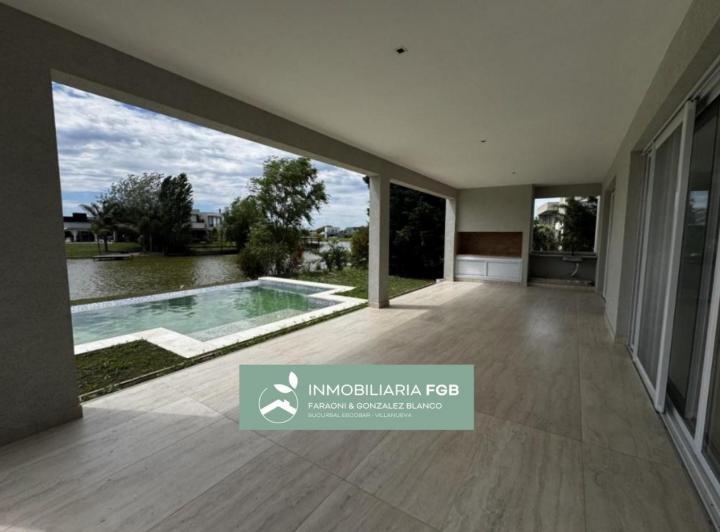 Casa · 200m² · 5 Ambientes · 6 Cocheras