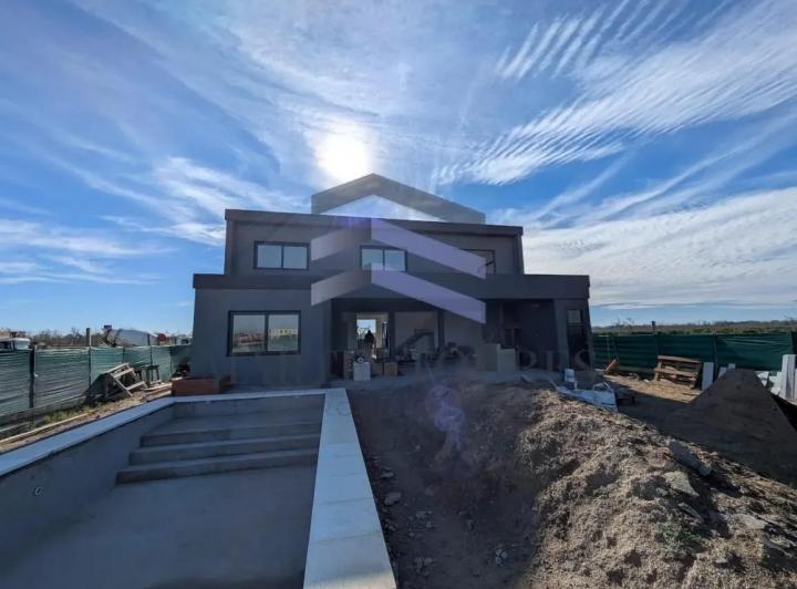 Casa · 325m² · 7 Ambientes · 6 Cocheras