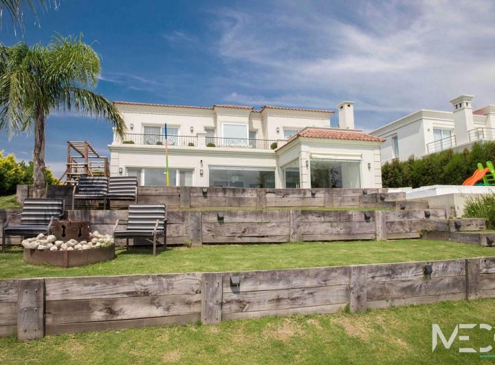 Casa · 322m² · 6 Ambientes · 1 Cochera