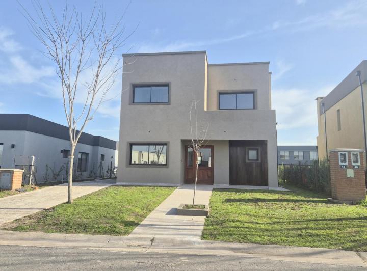 Casa · 197m² · 6 Ambientes · 2 Cocheras