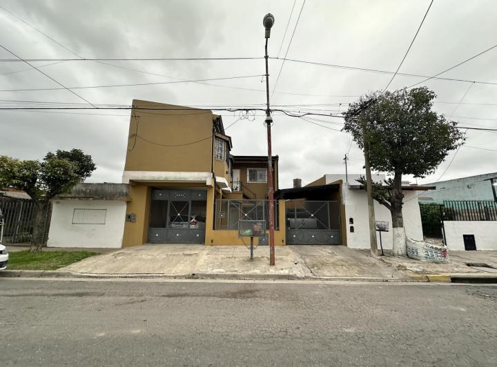 Casa · 200m² · 10 Ambientes · 2 Cocheras