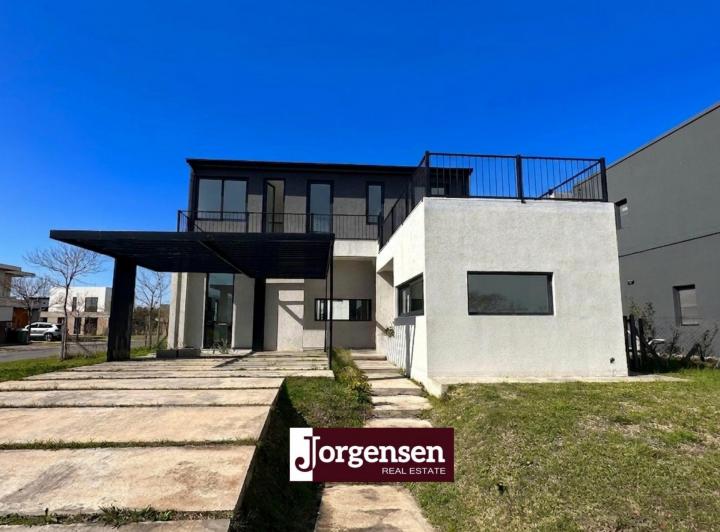 Casa · 160m² · 5 Ambientes · 2 Cocheras