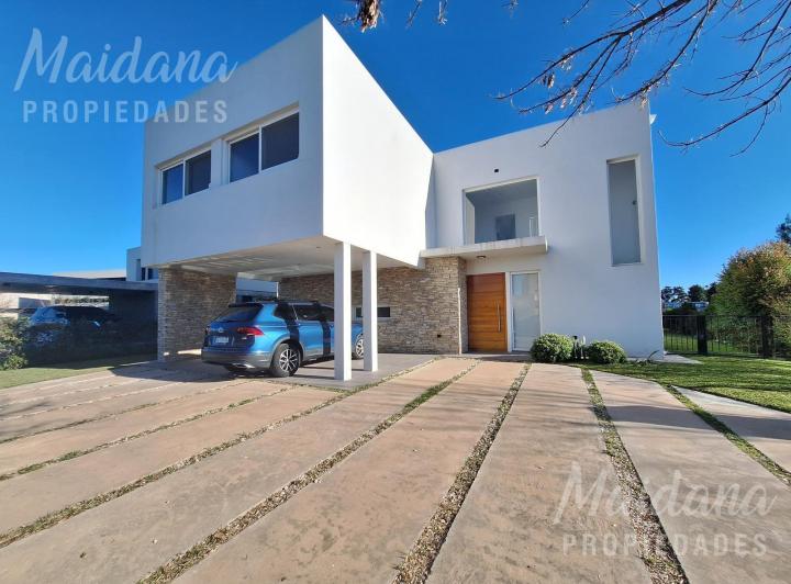 Casa · 244m² · 5 Ambientes · 2 Cocheras