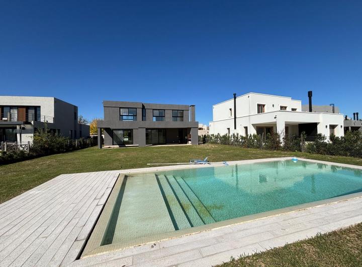 Casa · 190m² · 5 Ambientes · 4 Cocheras