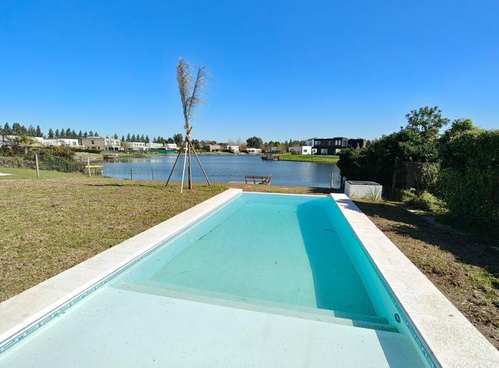 Casa · 216m² · 5 Ambientes · 4 Cocheras