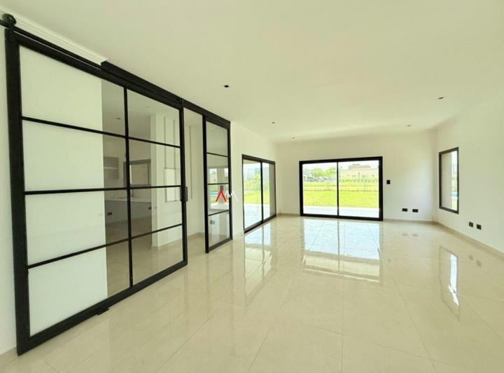 Casa · 221m² · 6 Ambientes · 3 Cocheras